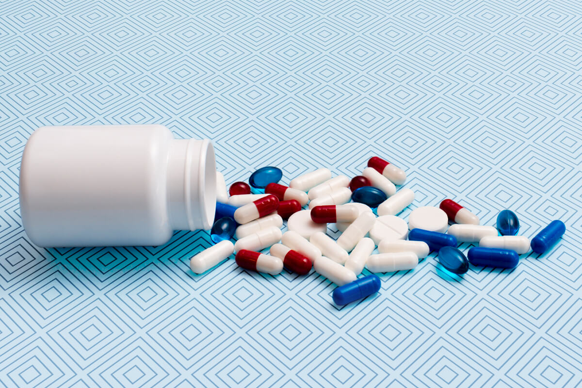 Pills arrangement with container